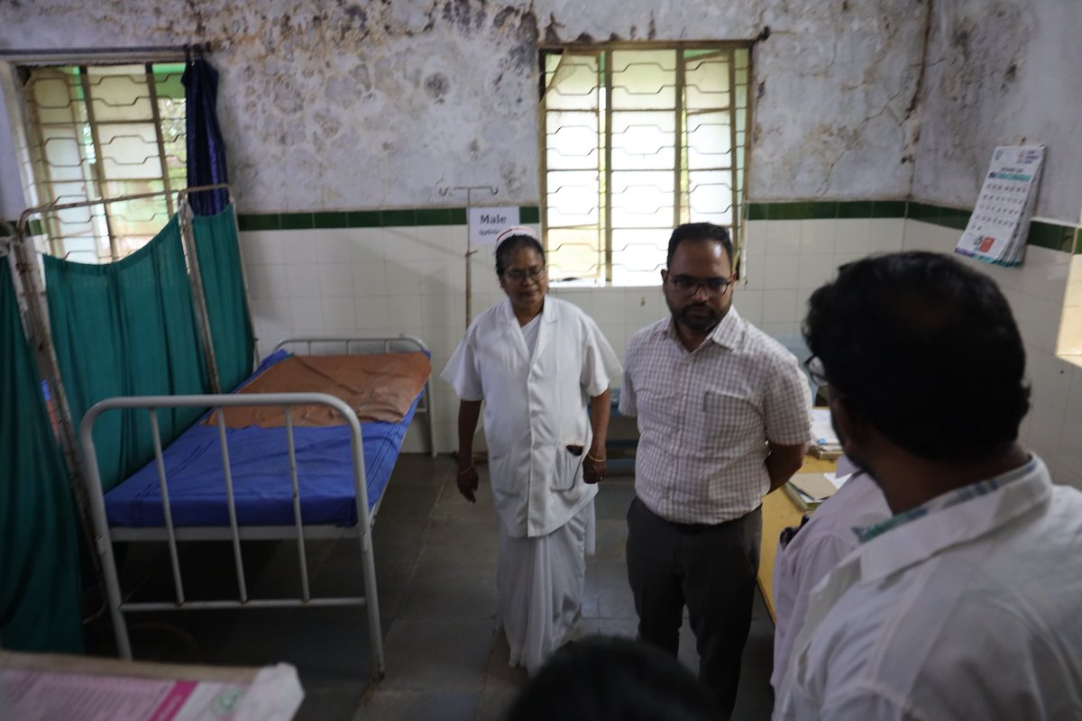 CollectorRRD's tweet photo. 14.09.2024 శనివారం జిల్లా కలెక్టర్ కె.శశాంక గారు యాచారం మండల కేంద్రంలోని సామాజిక ఆరోగ్య కేంద్రంను సందర్శించి, అక్కడి విభాగాలను తనిఖీ చేసి, మెరుగైన వైద్య సేవల కోసం ఆసుపత్రిలో చేపట్టాల్సిన అభివృద్ధి పనులు గురించి సంబంధిత వైద్య అధికారులకు సూచనలు చేశారు @TelanganaCMO @TelanganaCS https://t.co/EQXvdU5grY