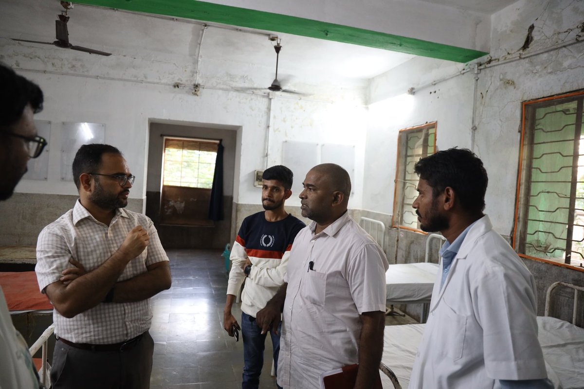 CollectorRRD's tweet photo. 14.09.2024 శనివారం జిల్లా కలెక్టర్ కె.శశాంక గారు యాచారం మండల కేంద్రంలోని సామాజిక ఆరోగ్య కేంద్రంను సందర్శించి, అక్కడి విభాగాలను తనిఖీ చేసి, మెరుగైన వైద్య సేవల కోసం ఆసుపత్రిలో చేపట్టాల్సిన అభివృద్ధి పనులు గురించి సంబంధిత వైద్య అధికారులకు సూచనలు చేశారు @TelanganaCMO @TelanganaCS https://t.co/EQXvdU5grY