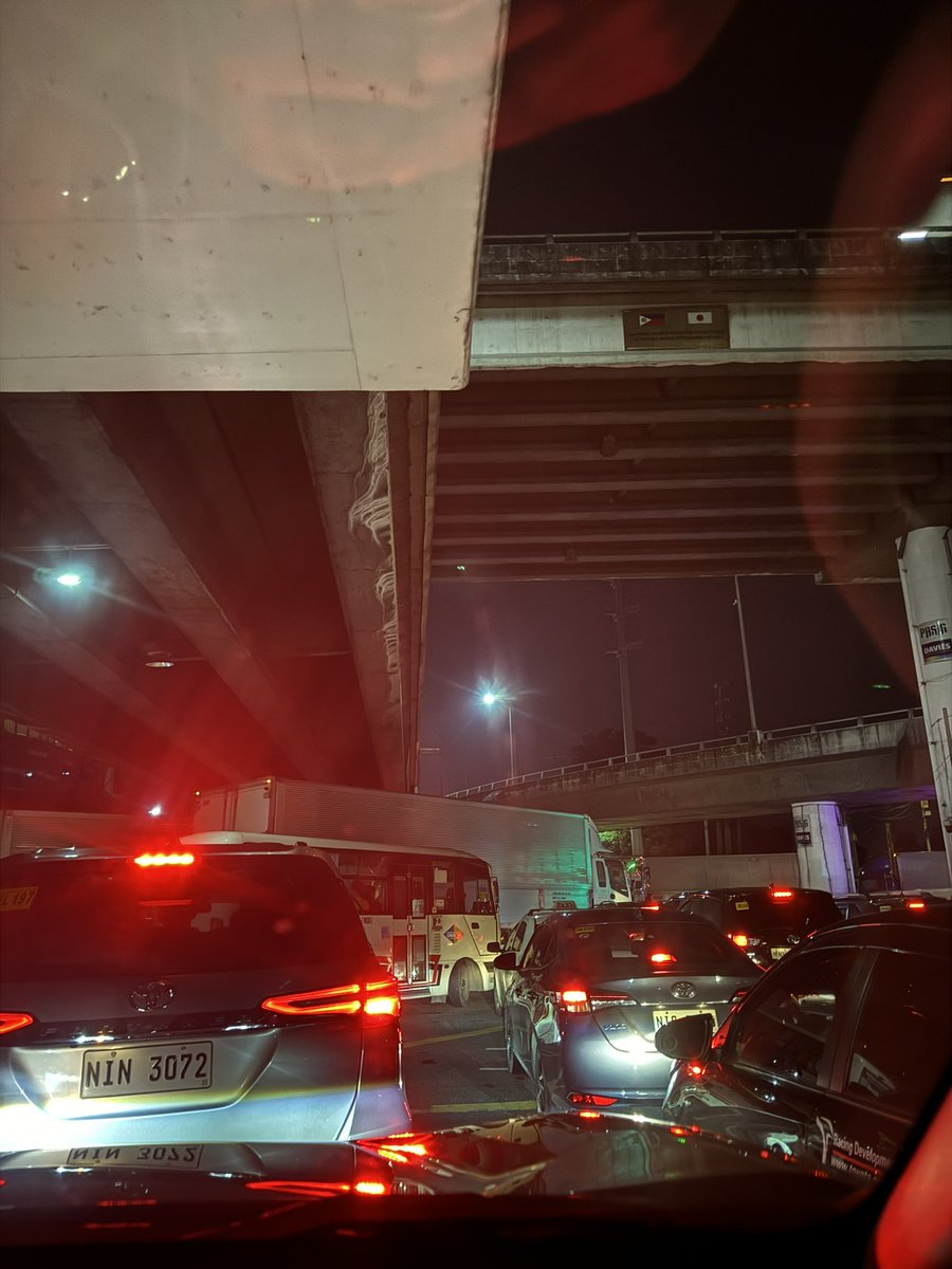 catchyrine's tweet photo. Odiba! Ang cute ng intersection. Sugapa mga truck! https://t.co/W0Upy3T49D