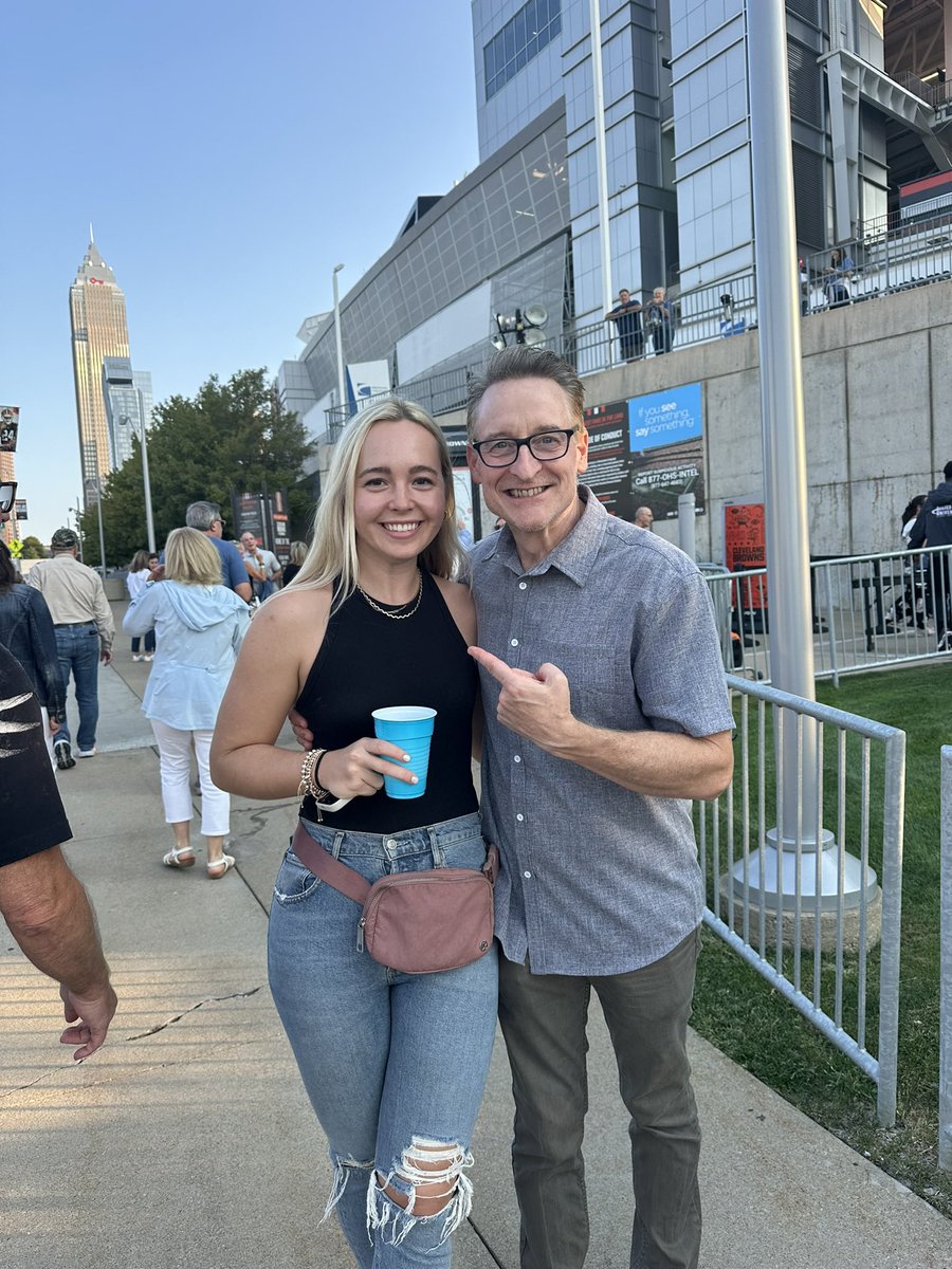dawgpndgirl's tweet photo. A (very, very rough) boat ride to see legends Sir Rod Stewart, Billy Joel….and Cleveland’s own @MarkJWeather! 🌊🎤🎹🎸❤️🔥
#thisisCLE #rodthebod #pianoman https://t.co/7RytSMVjU7