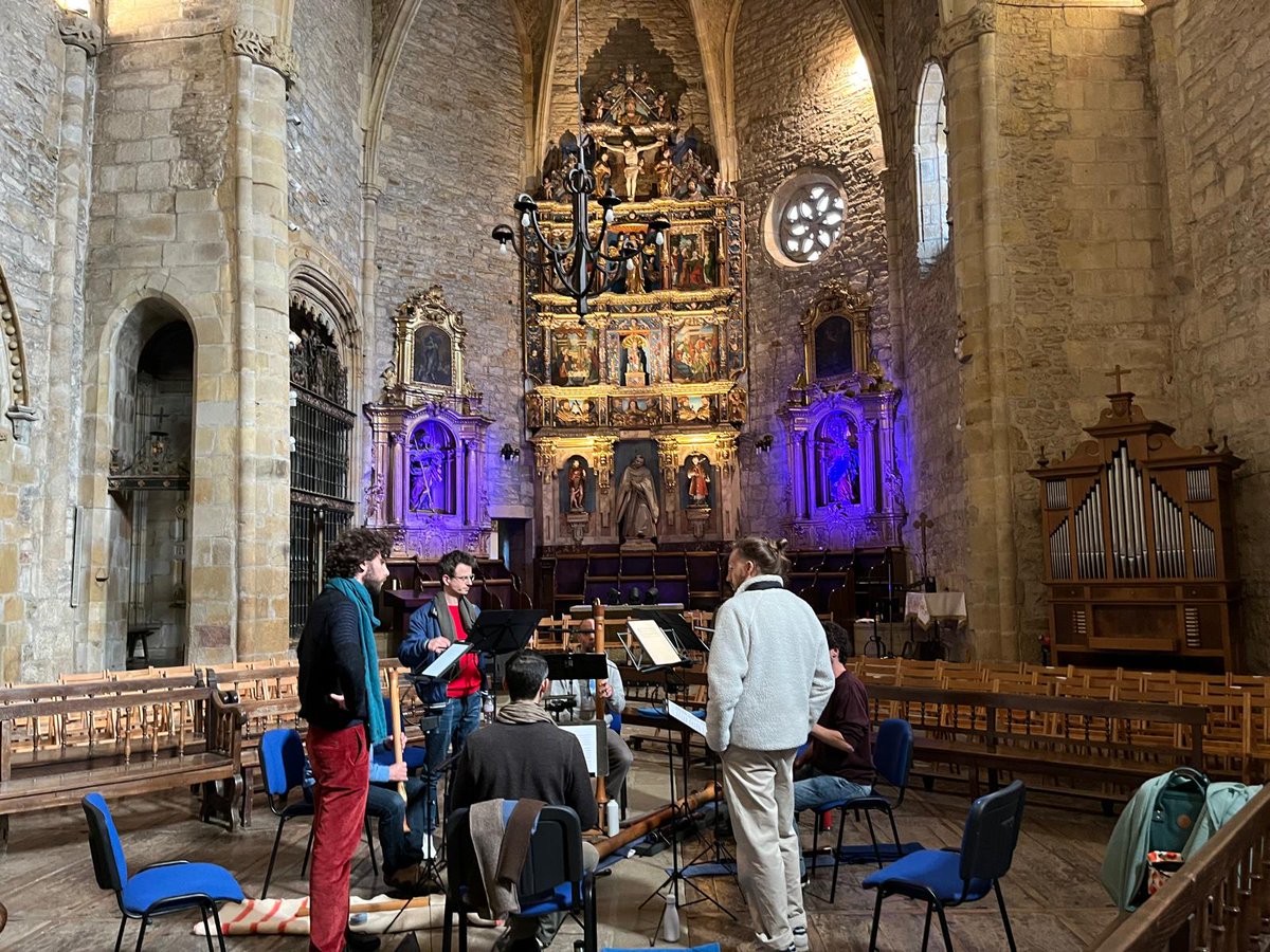 ZiortzaMusika's tweet photo. Capella Sanctae Crucisen entsegua.

Ensayo de Capella Sanctae Crucis.

#ZiortzakoKontzertuak https://t.co/4vAH95ghlY