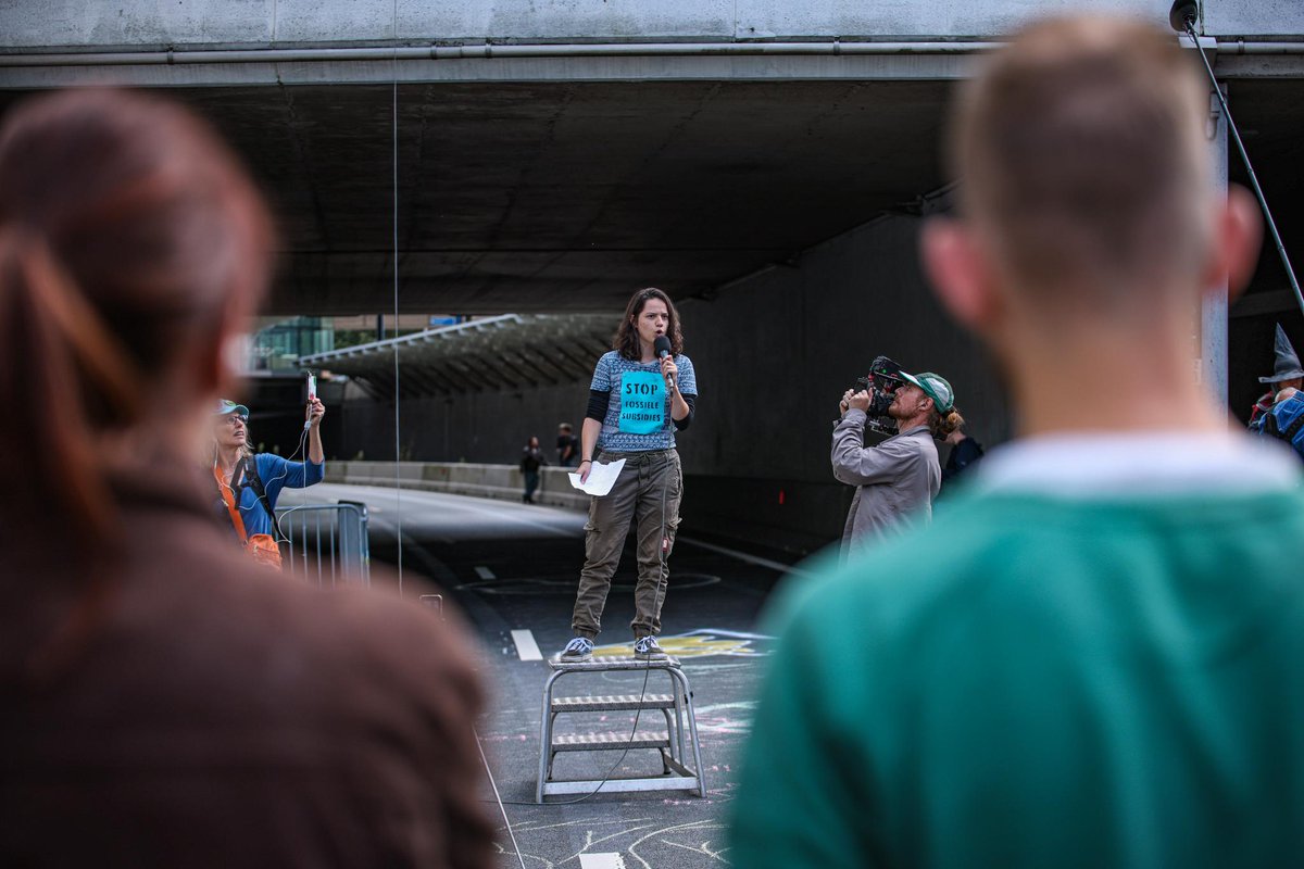NLRebellion's tweet photo. Wanneer al 't koraal is verbleekt
En de plofkip kapotgekweekt
Wanneer een vissersboot z'n net uithangt
En dan alleen maar plastic vangt
Wanneer de wetenschap kraakhelder is
Maar industrie zonder geweten is

De #A12blokkade was collectief stil tijdens dit gedicht https://t.co/OaXviAc05E
