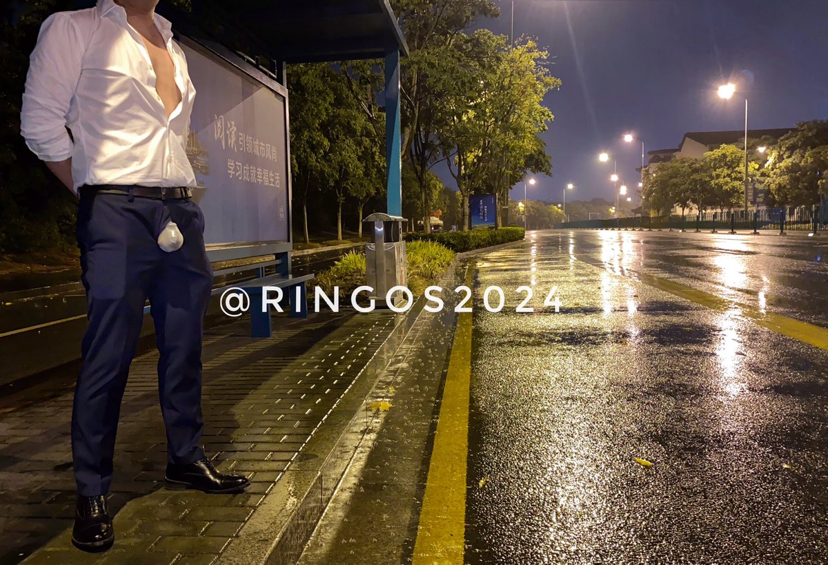 Ringos2025's tweet photo. 已婚锁狗公交站露屌等车释放压力 https://t.co/VTOVTNnJpz