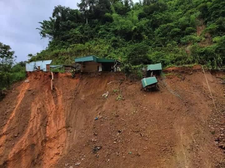 DuyenptHd's tweet photo. Chị Ck tôi hiện đang sinh sống và làm việc xa quê , khi nghe bà con miền núi Phía Bắc chịu quá nhiều thiệt hại về người và của , đã không cầm lòng được . Nhắn Duyên là hãy Ck UH cho chị vào Uỷ Ban MTTQ Việt Nam, 

Gia đình tôi của ít lòng nhiều , https://t.co/OUnHbQINPY