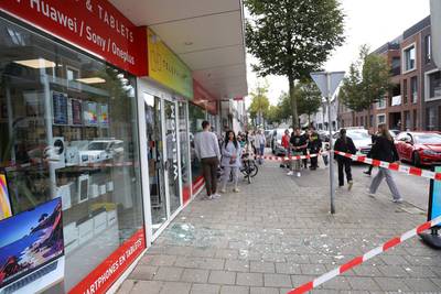 Gewapende overval op klaarlichte dag in Waalwijk, verdachten vluchten op motorscooter met buit dlvr.it/TDDjBp