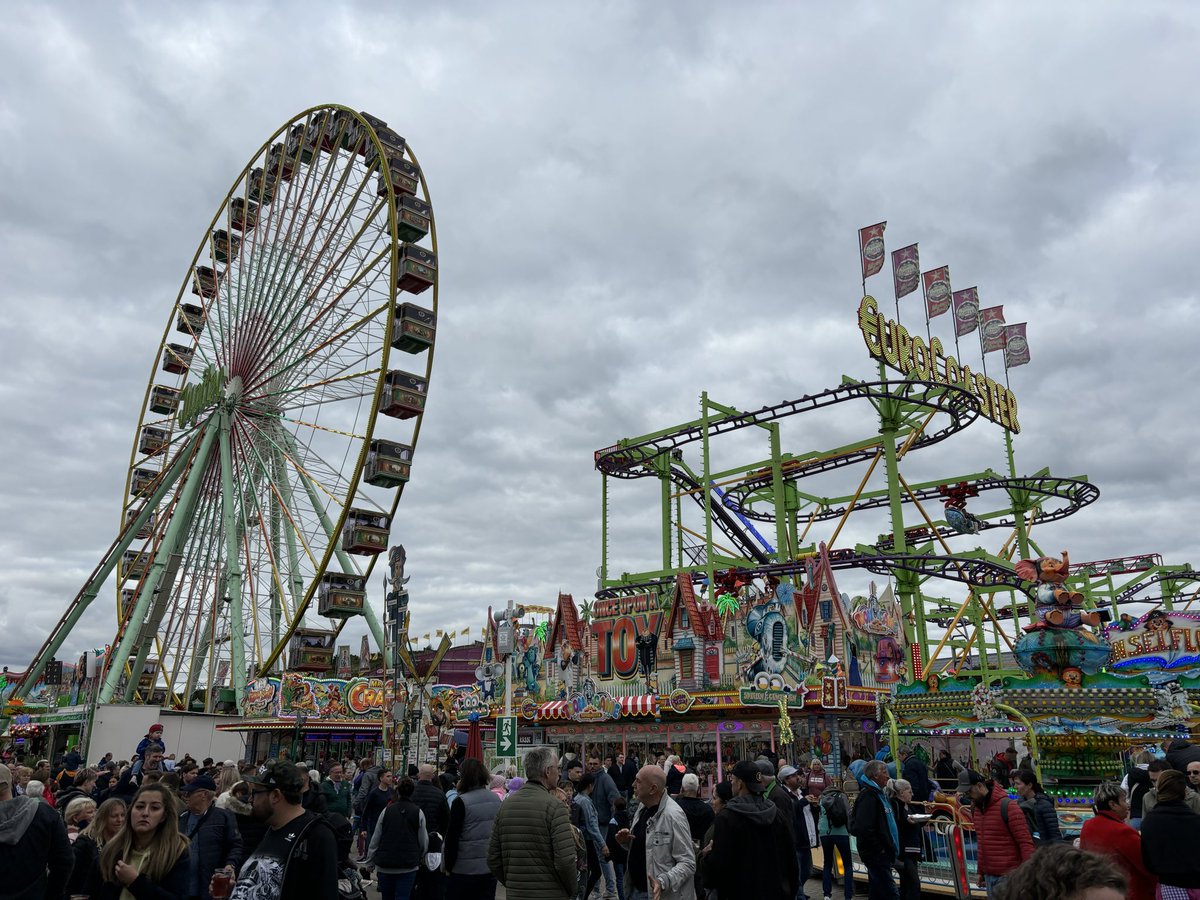 NuesseKing's tweet photo. Um die Niederlage zu verdauen gehen wir auf den #Wurstmarkt 
#betze https://t.co/frwPZyidNC