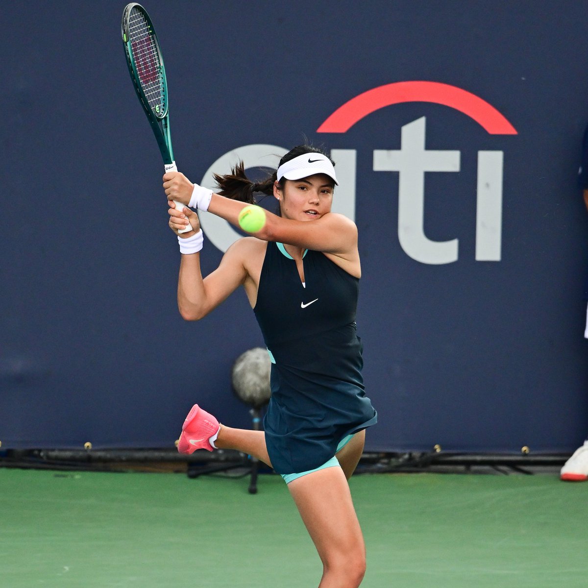 Raducanulover's tweet photo. EMMA RADUCANU VS PEYTON STEARNS

Emma estará enfrentando a la estadounidense en primera ronda del Open de Seoul.

Raducanu lidera el historial entre ambas al haber vencido a Stearns este año en Washington en la única vez que se enfrentaron

#Raducanu #EmmaRaducanu https://t.co/SJioFYhjiI