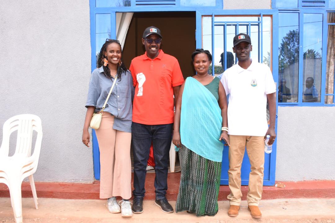 Kuri uyu wa Gatandatu, Chairman w’Umuryango mu FPR Inkotanyi Karere ka Gatsibo @richardgasana  yatashye ku mugaragaro inzu yubakiwe umunyamuryango utishoboye. Iherereye mu Murenge  wa kabarore, Akagali ka Karenge  ifite agaciro ka Miriyoni 7.5 Frw. <a href="/rpfinkotanyi/">FPR-Inkotanyi</a> <a href="/EasternRpf/">RPF-Eastern Prov Rwanda</a>