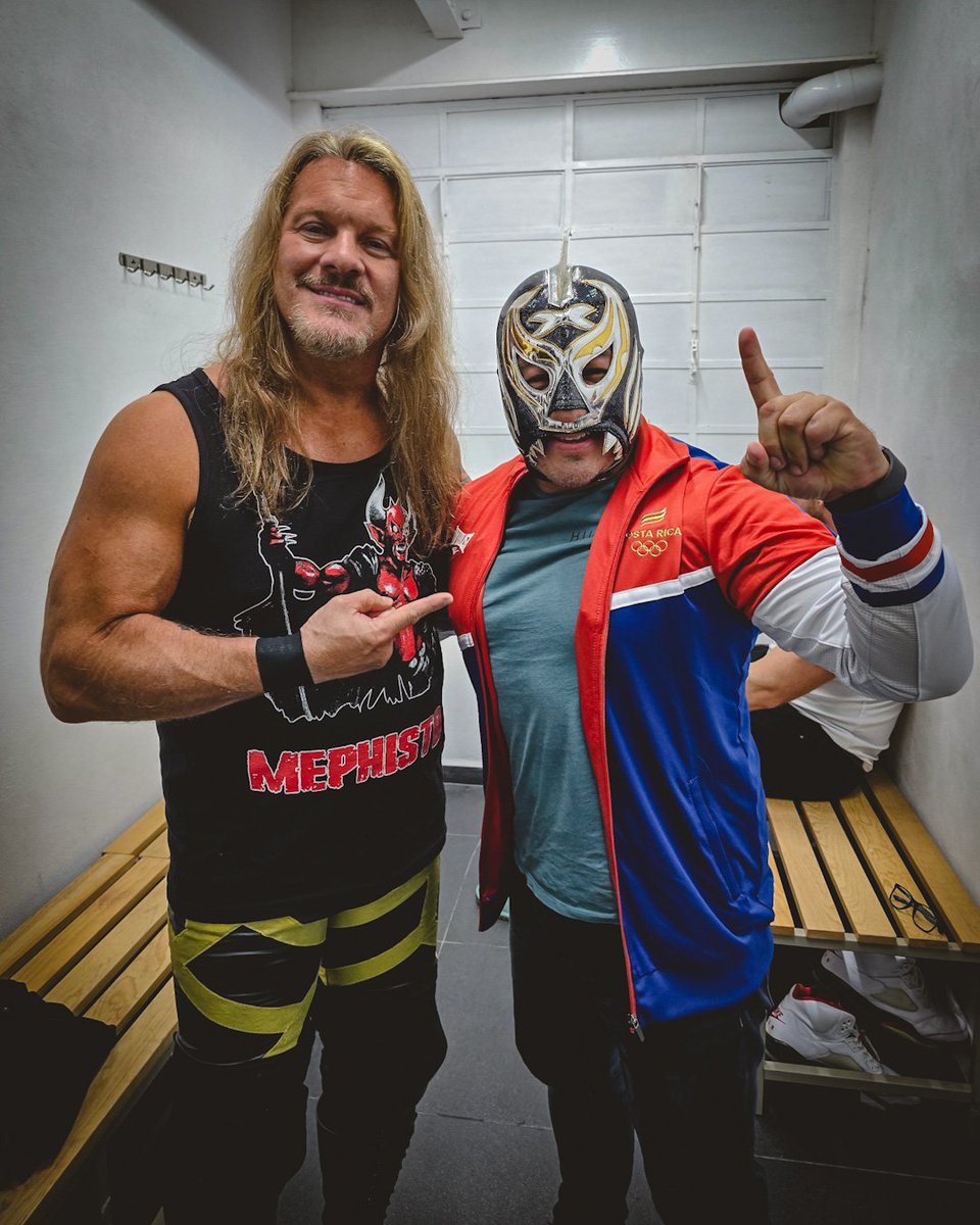 EscualoMx's tweet photo. Así es mis amigos, por increíble que suene estuve en el camerino con @IAmJericho, muchísimas gracias CMLL
Muchas felicidades @Arena_MX por tus 91 años de historia, gracias por regalarnos tantas emociones.

#91AniversarioCMLL https://t.co/cBPj4aE1tP