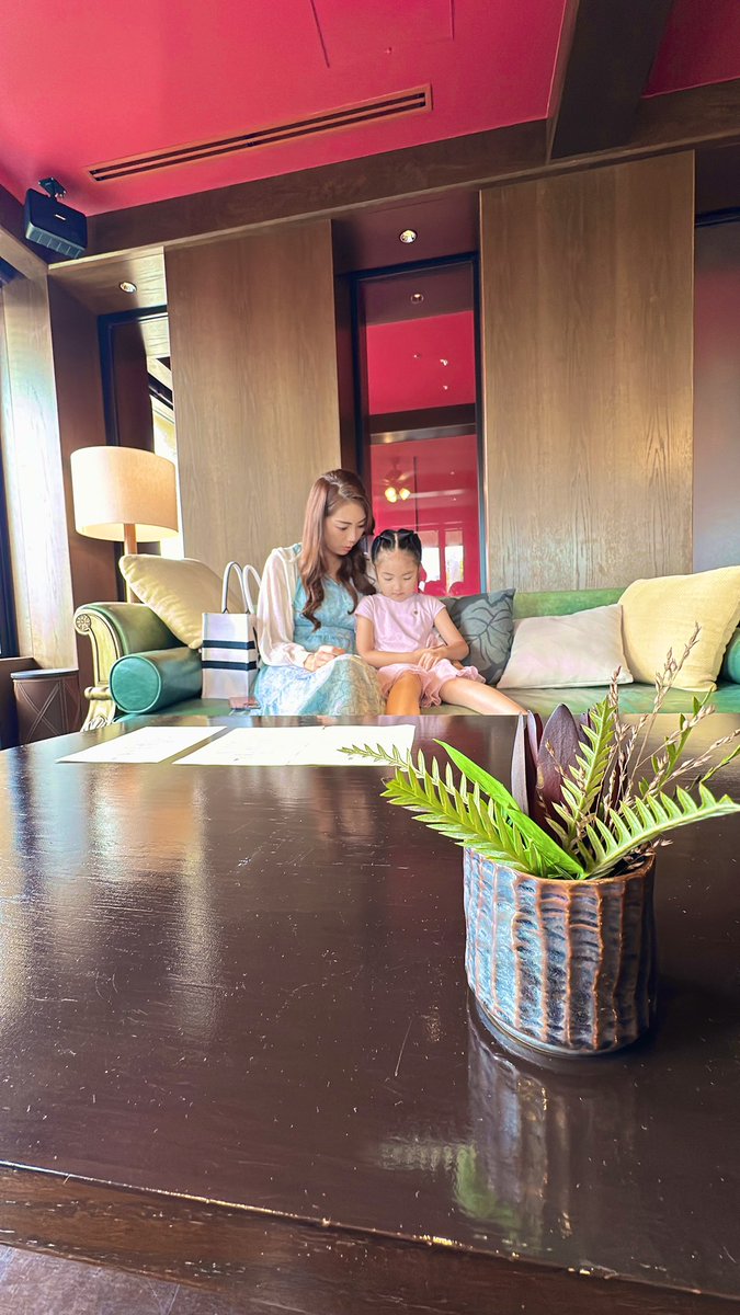 家族3人で訪れる場所は、いつも特別な場所になる。

忙しくしていた沖縄出張。束の間のラウンジでのこの穏やかなひとときも、僕にとっては何よりの幸せ。

一緒にいるだけで、どんな場所も思い出に変わっていくから、全てが宝物になる。

#安田家の日常 #365日24時間ずっと一緒夫婦 #8年目 #家族旅行