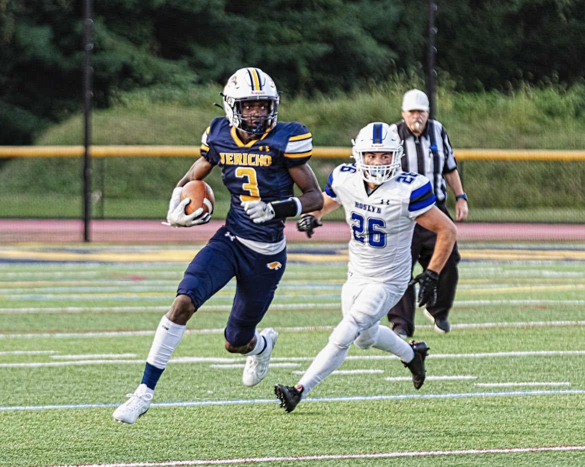 After starting the game down 14-0, the Jayhawks played a resilient and tough game. 25-21 WIN vs Roslyn/Friends. Great job men🏈