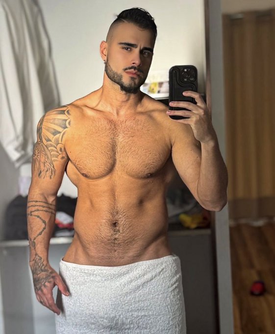 4 pic. Quiero cambiar de foto de perfil, cual creen? https://t.co/1RMvMVxPPz