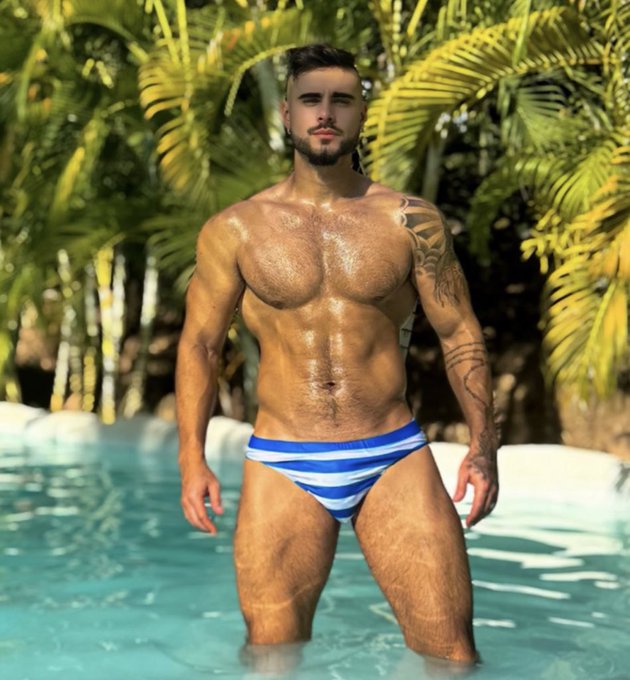 3 pic. Quiero cambiar de foto de perfil, cual creen? https://t.co/1RMvMVxPPz