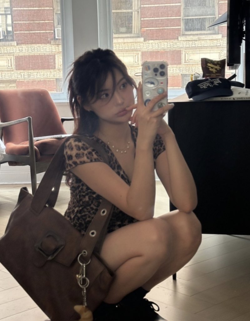 요즘 위시템... 루루서울 소호백...
가로 50으로 겁나 넉넉해서 내 17인치 노트북도 들어갈겸 완벽한 보부상 가방이 될 것 같음
계속 째려보는 중...
키링 걸기도 ㄴㅁ 좋아보이잖냐...........