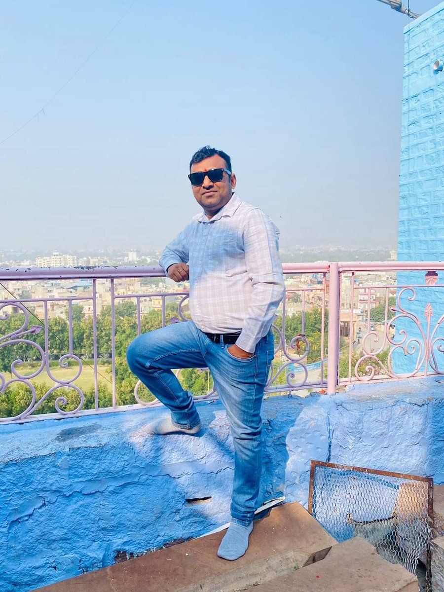 ऊँच नीच को नहीं मानती हमारी हिन्दी ...!
     #साहेब_
इसमें कोई भी लेटर कैपिटल या स्मॉल नहीं होता ....!!   #जय_भारत 

#हिंदी_देश_का_मान_है

#हिंदी_हम_सबका_सम्मान_है
 
#हिंदी_दिवस_की_शुभकामनाएं