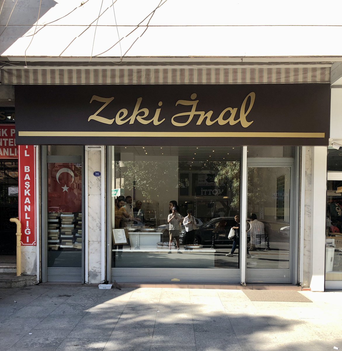 Paul_Osterlund's tweet photo. Yiyebileceğiniz en güzel baklava ve şöbiyet burada yenir, bana inanmazsanız @Yuzuncuyilk hocama sorun https://t.co/3LDCBI4oDL