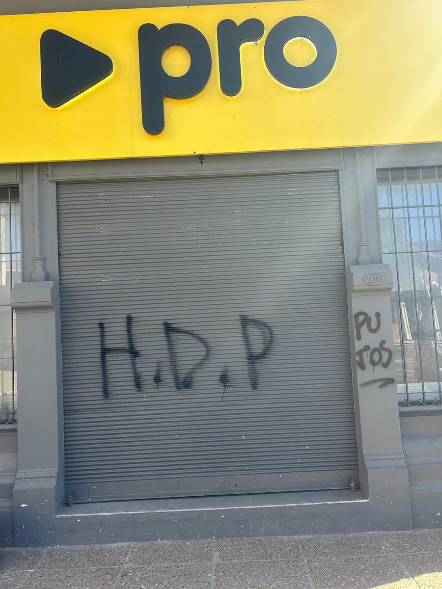 SebaMastropaolo's tweet photo. REPUDIO A LA VIOLENCIA POLÍTICA ❌

En el día de hoy, nuestro local partidario de la Ciudad de Santa Fe amaneció con pintadas violentas 🚨

Quiero dejar en claro, que ningún tipo de pintada nos va a dar el brazo a torcer y mucho menos amedrentarnos 💪🏽 https://t.co/9lFhFlorjQ