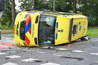 Ambulance crasht door aanrijding met auto op Dongenseweg in Tilburg, drie personen raken gewond dlvr.it/TDDk4g
