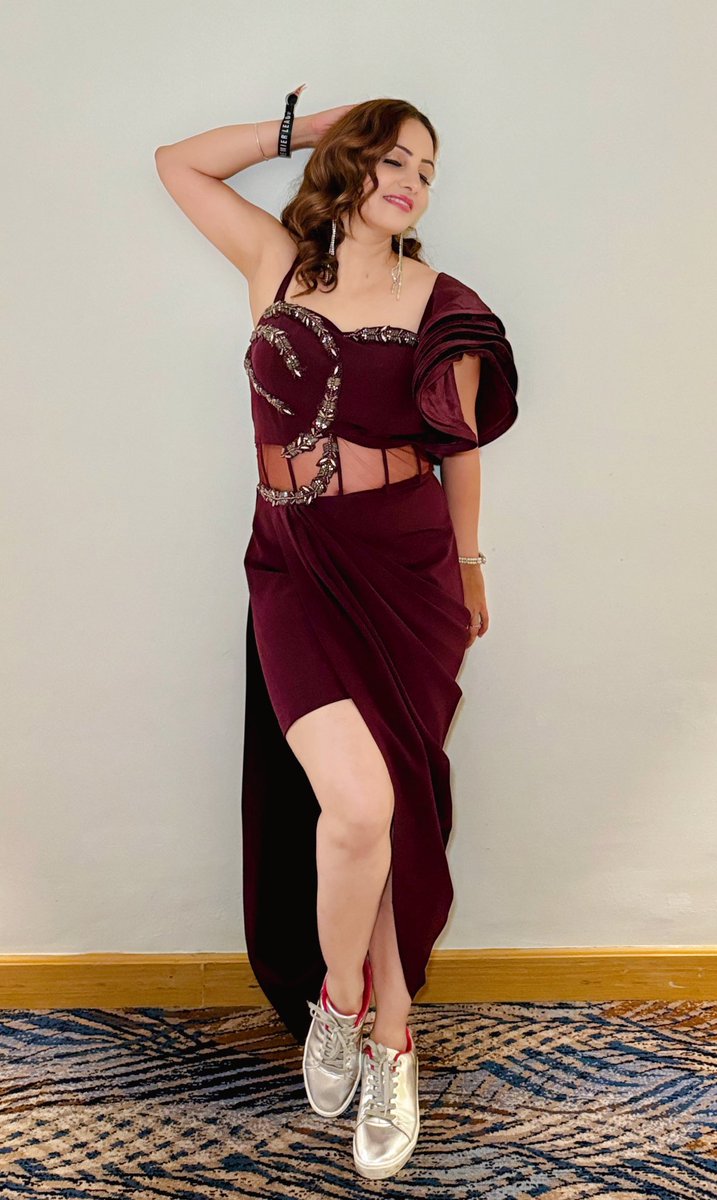 AnchorPiya's tweet photo. Shoot At @novoteljaipurconventioncentre #anchorpiyasharma🎤 #looks #different #classy #sassy #wearing #beautiful #outfit @designer_studio_gajgamini #thisisamazing #lookatthis https://t.co/WmGSTXdes4