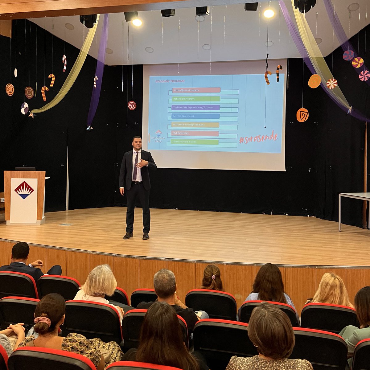 BK_Luleburgaz's tweet photo. 5. Sınıf Veli Bilgilendirme Sunumumuzu, İlkokul Müdürümüz Cihan Birdağ, Ortaokul Müdür Yardımcımız Sonay Abacı ve öğretmenlerimiz eşliğinde gerçekleştirdik❤️💙 
Katılım sağlayan değerli velilerimize teşekkür ederiz 🙏🏼
#bahçeşehirkoleji https://t.co/f8zp2YSfh1