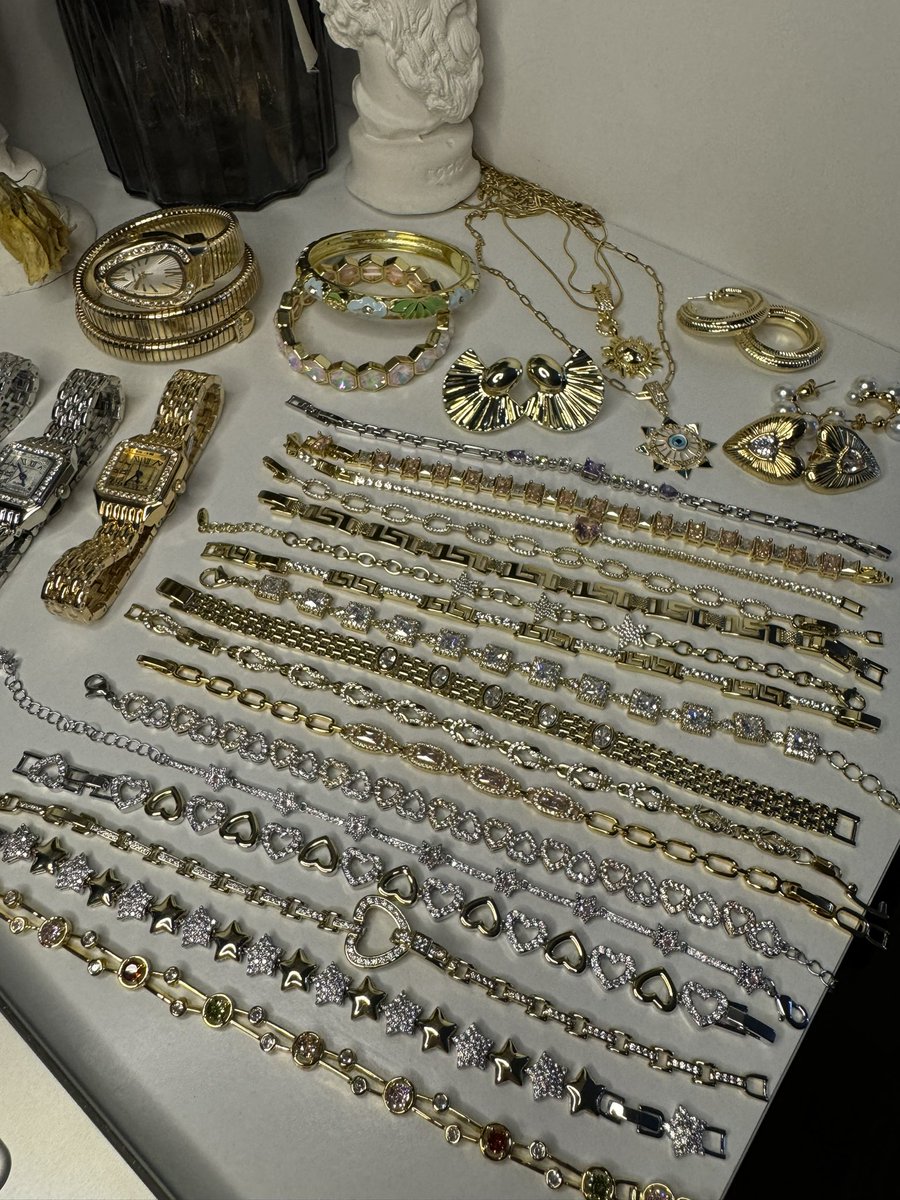 kizlar
ve
onlarin
bitmek bilmeyen
TAKI tuku
sevdasi