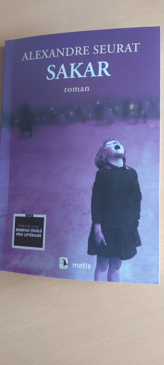 Başka bir coğrafyada "Narin" vakası... Adım adım korkunç sona gidilirken üstelik bazı iyi niyetli aktörlerin çabalarına rağmen, "narinleri" korumayan düzenin işleyişine tanık oluyoruz. Öfkeden de içimizin parçalanmasından da kaçamıyoruz. Çünkü bunlar oluyor, çünkü şiddet gerçek.