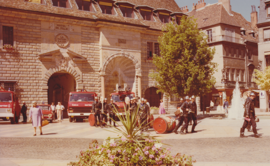 J-12 : Les sapeurs-pompiers de Besançon en manœuvre devant l’Hôtel-de-Ville, place du 8 septembre dans les années 1980. (© Patrick Girardin)
#PompiersBesançon500ans
#Histoire
#Besançon
#SDIS25