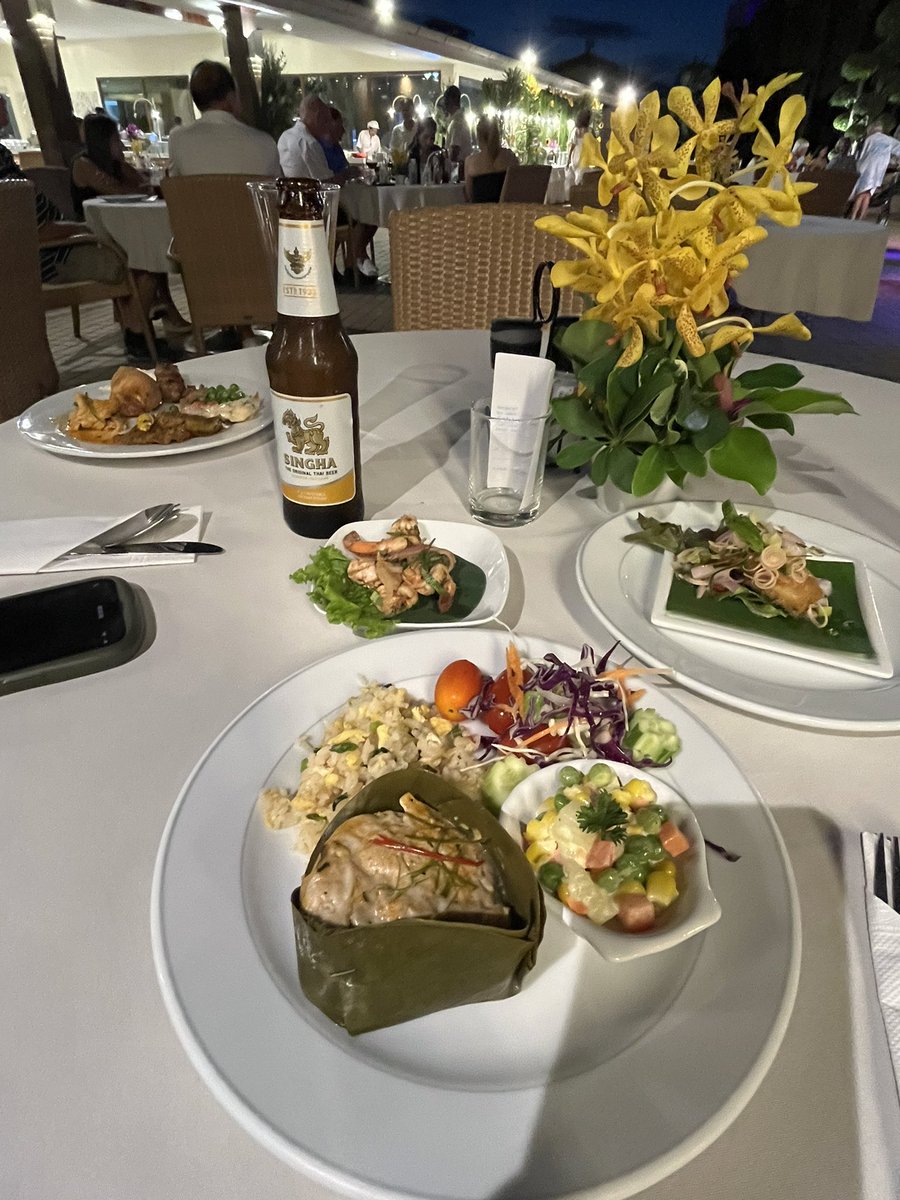 leeayako's tweet photo. 疲れたのでホテルで夕食。
���が暮れたのでプールサイドの席は
心地よい風が吹いて快適でした。 https://t.co/k4ounMCgaI