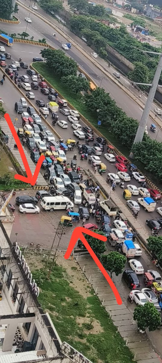 vinan01's tweet photo. @GreanoWest @GrNoidaWest_ @WestGreno @Gc2Residents @Gc2Residents @OfficialGNIDA Please refer to the photos. Cars in both directions are standing opposite each other, causing a standstill. Suggestions are invited on how to resolve this daily traffic jam in Gaur City. https://t.co/VMNMefUsB5