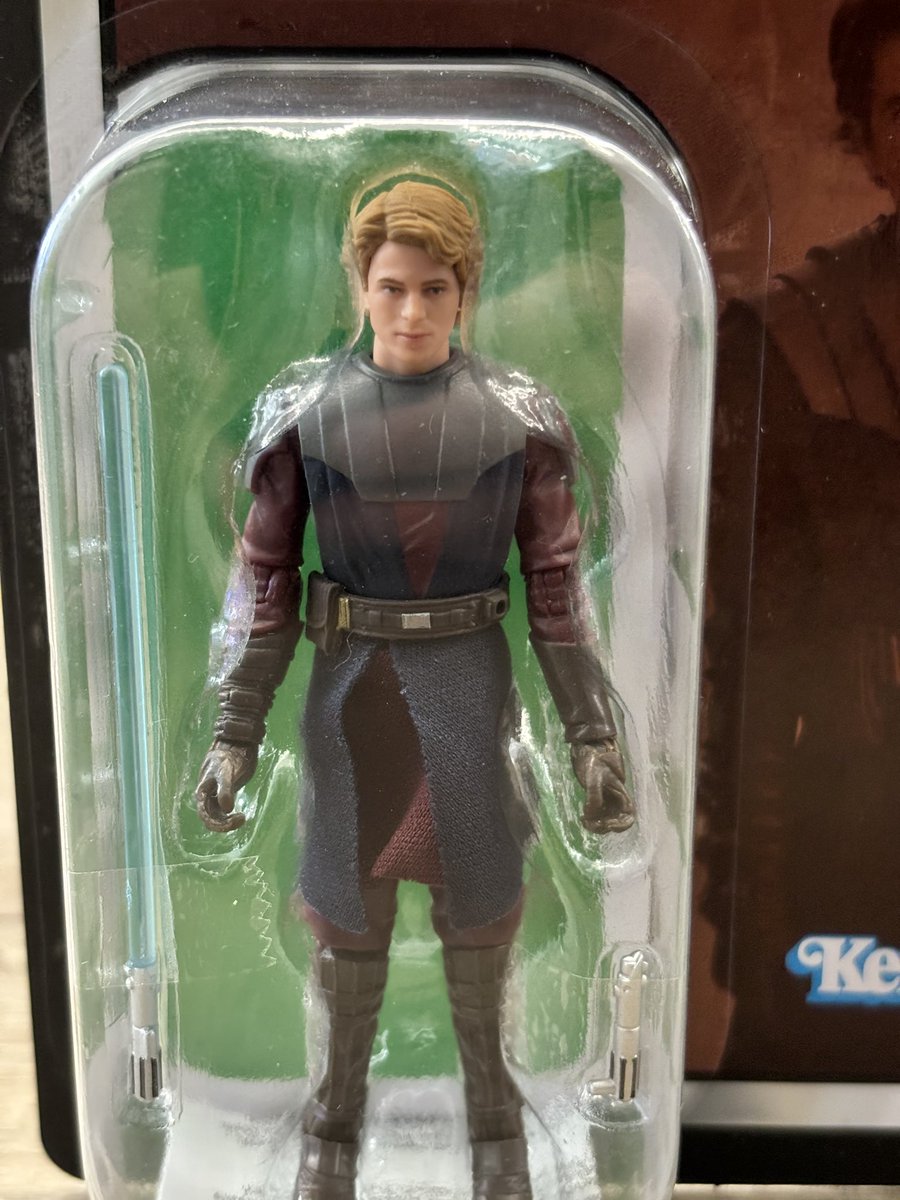 futureotforce's tweet image. FIRST LOOK:
Revealed last night at #HasbroPulseCon2024, check out this hands on look at Anakin Skywalker from the #STARWARS The Vintage Collection!

The face sculpt is unreal for a 3.75” figure!