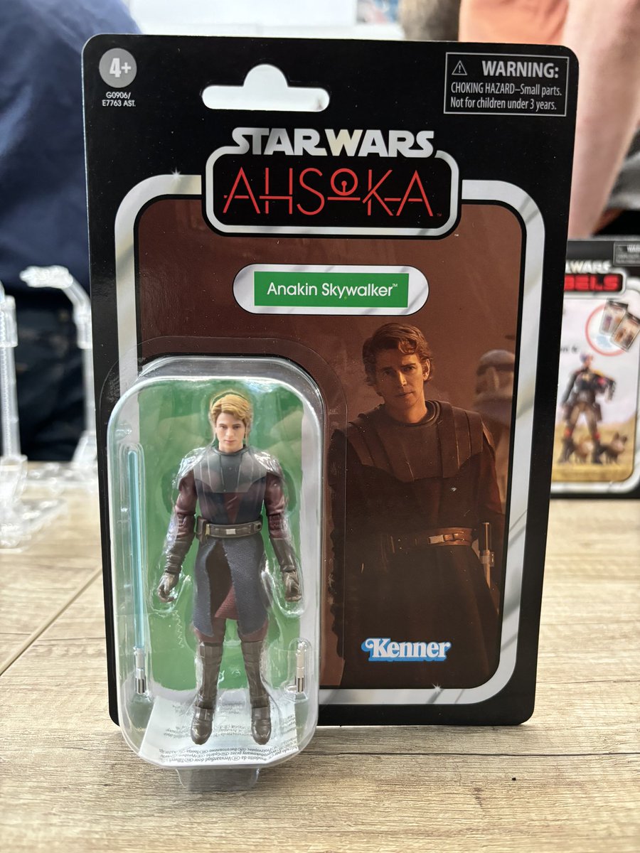 futureotforce's tweet image. FIRST LOOK:
Revealed last night at #HasbroPulseCon2024, check out this hands on look at Anakin Skywalker from the #STARWARS The Vintage Collection!

The face sculpt is unreal for a 3.75” figure!