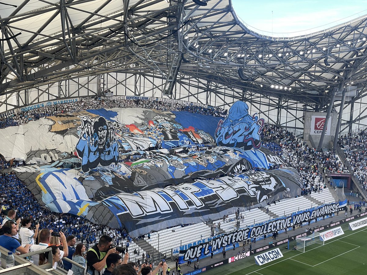 ActuFoot_'s tweet photo. Les tifos déployés par le Stade Vélodrome pour les 125 ans du club ! 🤩💙🤍

📸 @Dorian_Bonzom https://t.co/I2ixbpNEPJ