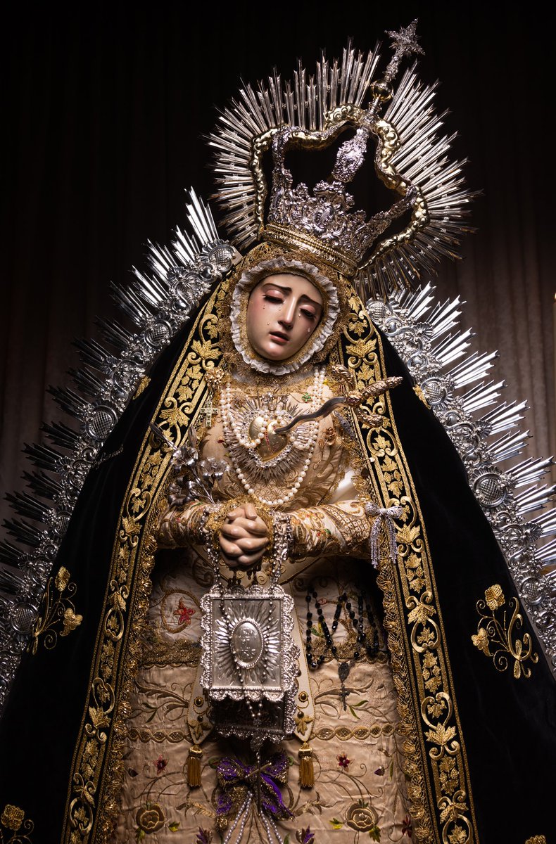 MonteCalvario's tweet photo. 🕯 CULTOS | Así se presenta Nuestra Señora de Fe y Consuelo para su función religiosa y besamanos, con motivo de la festividad de los Dolores Gloriosos de la Santísima Virgen. #CofradíasMLG https://t.co/eirQPKGlZi