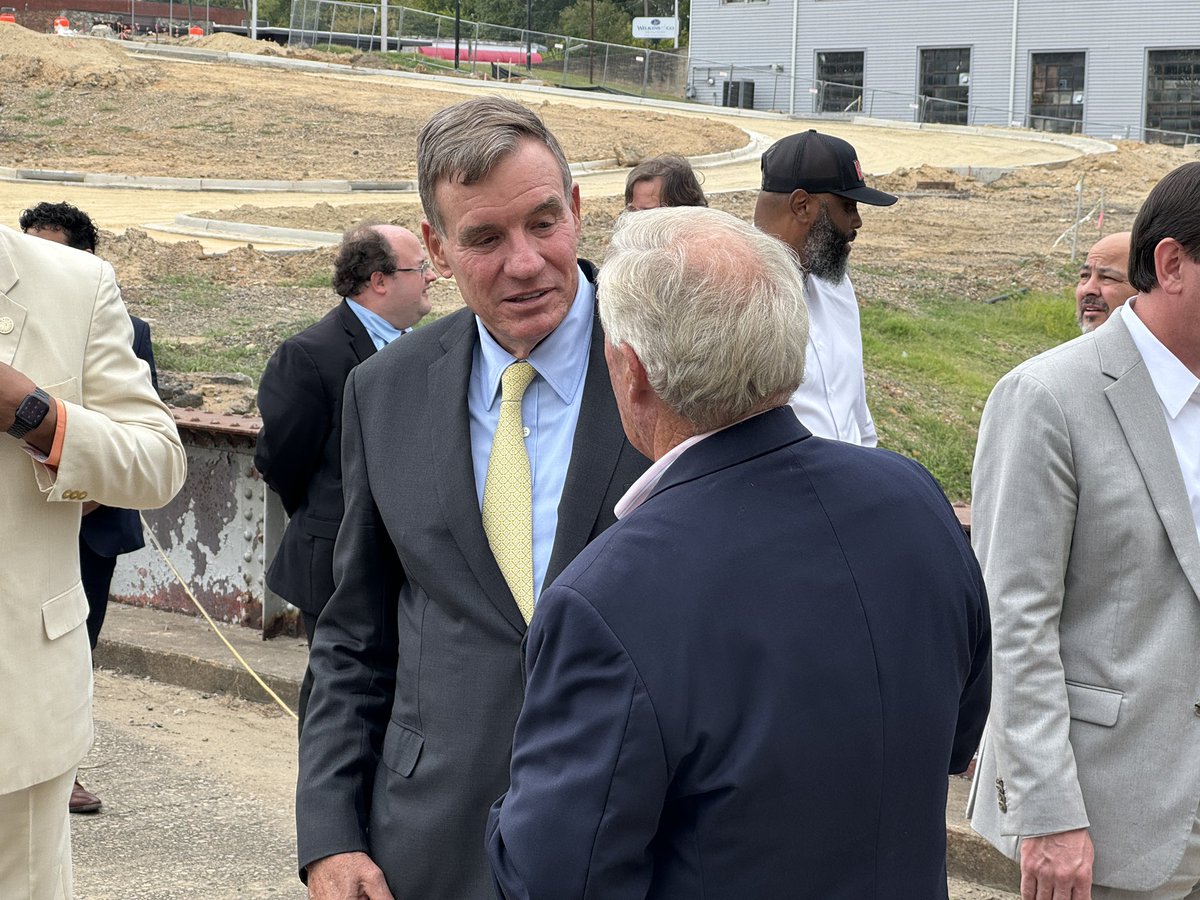 HaydenRobTV's tweet photo. It was a great day in @cityofdanville yesterday with Senator @MarkWarner! The senator toured the White Mill Project; which is becoming Dan River Falls. Leaders say the project is turning the mill into a 190-unit apartment and commercial space. https://t.co/TbdNsnvE7c