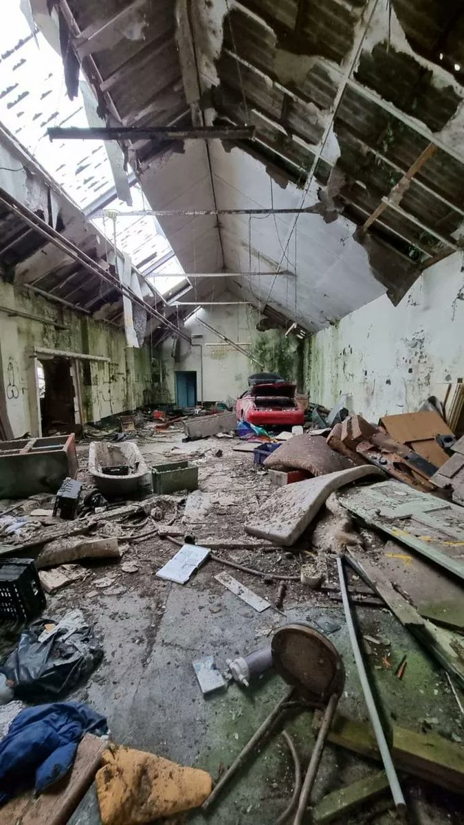 ExploreMyWay's tweet photo. | The Pen y Bryn Brewery 🏴󠁧󠁢󠁷󠁬󠁳󠁿 |

Originally called the Pen Y Bryn Brewery, it opened in 1840 and operated under various guises until the 1870s when it became the Tanqueray Brewery. It remained as a major brewery in the town until the 1930s when it closed and has been abandoned ever since.

#abandoned #explore #llangollen #brewery #follow
