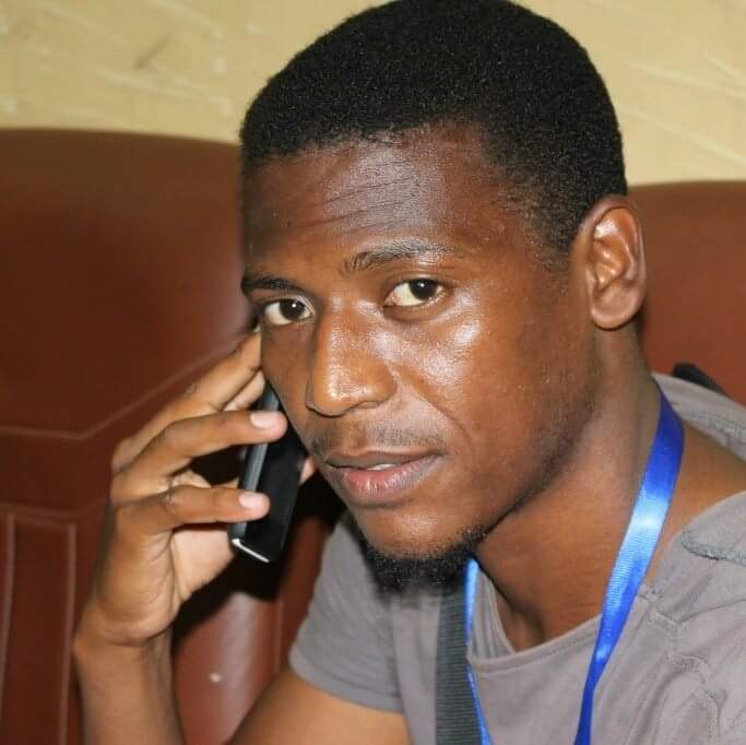 قريباً سنلتقي وسننتزع الفرحة والبسمة من غياهب خاطفينها وستُخلّد في ثغر ومحيّا أهلنا في حضرموت للأبد..
لن نُهزم ولن تُخيّب آمالنا فالله يعلم صدق نوايانا و هو معنا.
نعم التواصل و نعم الحديث من قائد بمنتهى الوطنية.
دمت فخر وعز و ذخر لحضرموت سعادة النائب.
#حضرموت_بحاجة_البحسني