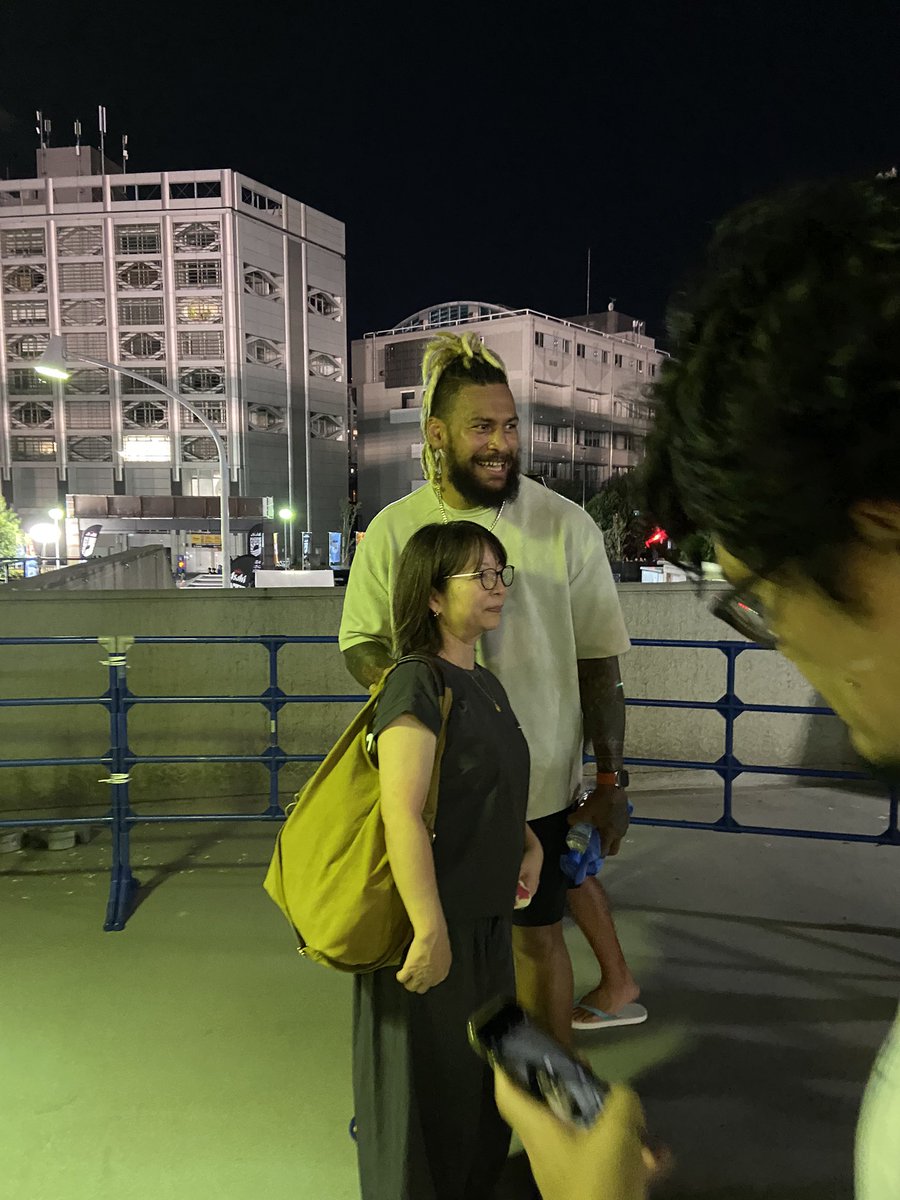 MIKKKUNNN's tweet photo. 【みちまるラグビー旅行記🏉】

1日目終了！楽しかったぁ✨
大迫力のシピタウ&amp;シビに始まり、結果は予想通りやけど、カナダもアメリカも気合い入ってて、2試合とも期待以上の好ゲーム！

帰り際、23W杯フィジー代表キャプテンのナヤセレヴに遭遇😳

#パシフィックネーションズカップ
#TONvCAN
#FIJvUSA https://t.co/eSUPYB3Vhx
