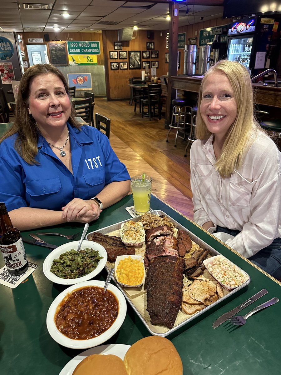 DarleyNewman's tweet photo. I met the “BBQ Heiress” last night and tried her family’s legendary @17thstreetbbq! Definitely add this restaurant to your #Illinois Great River Road trip itinerary. 😍 #ilgrrtwd #travel #foodies https://t.co/r326pzsT3r