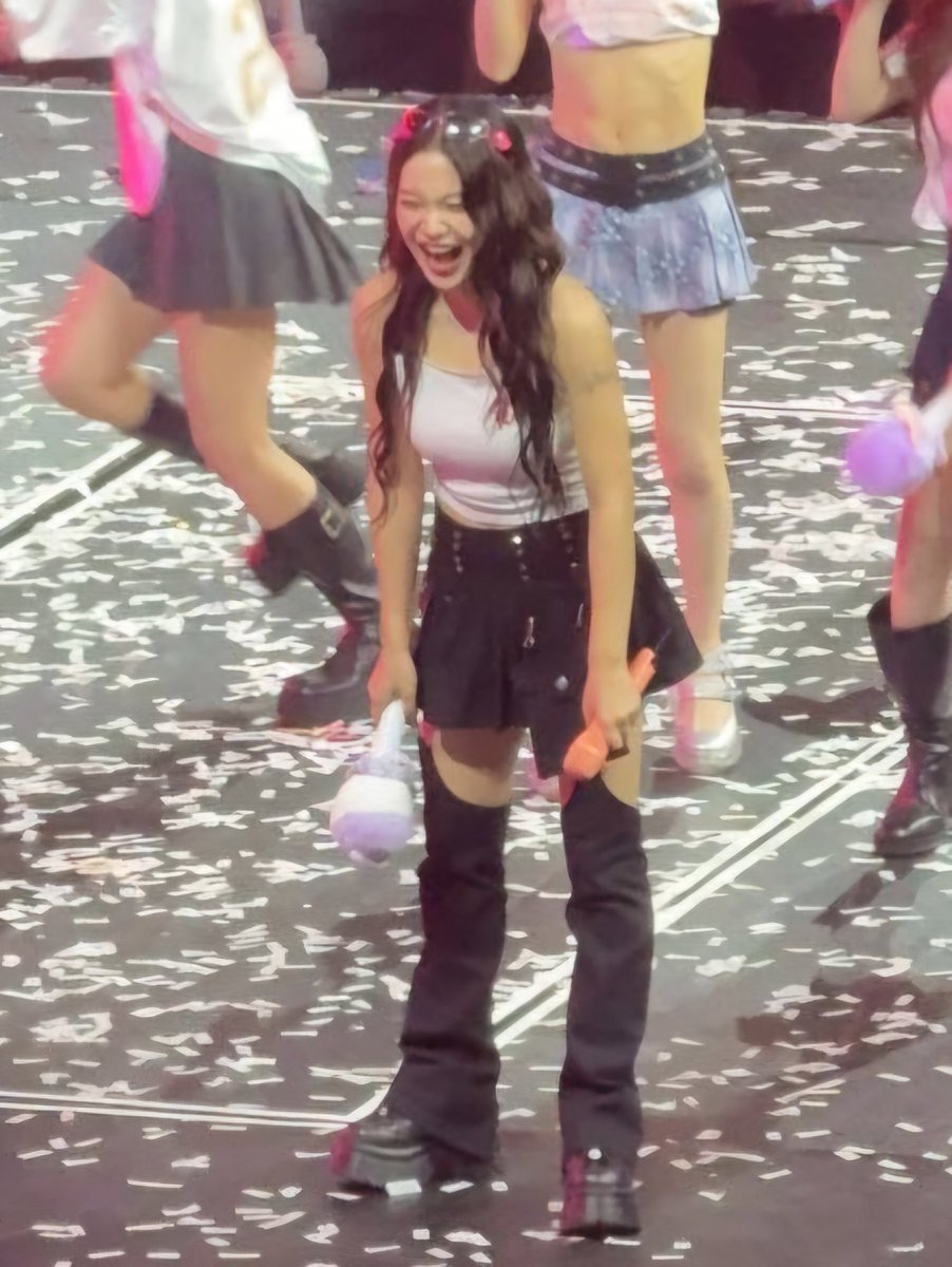 rvparade's tweet photo. YERI WHAT IS THIS HAHAHAHAHAHAH https://t.co/lYTmumQxZI
