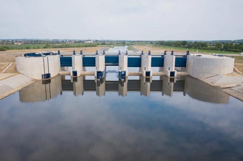 Dziś Polska i Polacy mierzą się z wyzwaniem, jakim są skutki ulew w Europie Środkowo-Wschodniej. 

Podnoszący się poziom rzek i stany alarmowe w wielu miejscach Polski to niestety nasza obecna rzeczywistość.

Dzięki naprawie finansów publicznych po poprzednikach i odpowiednim