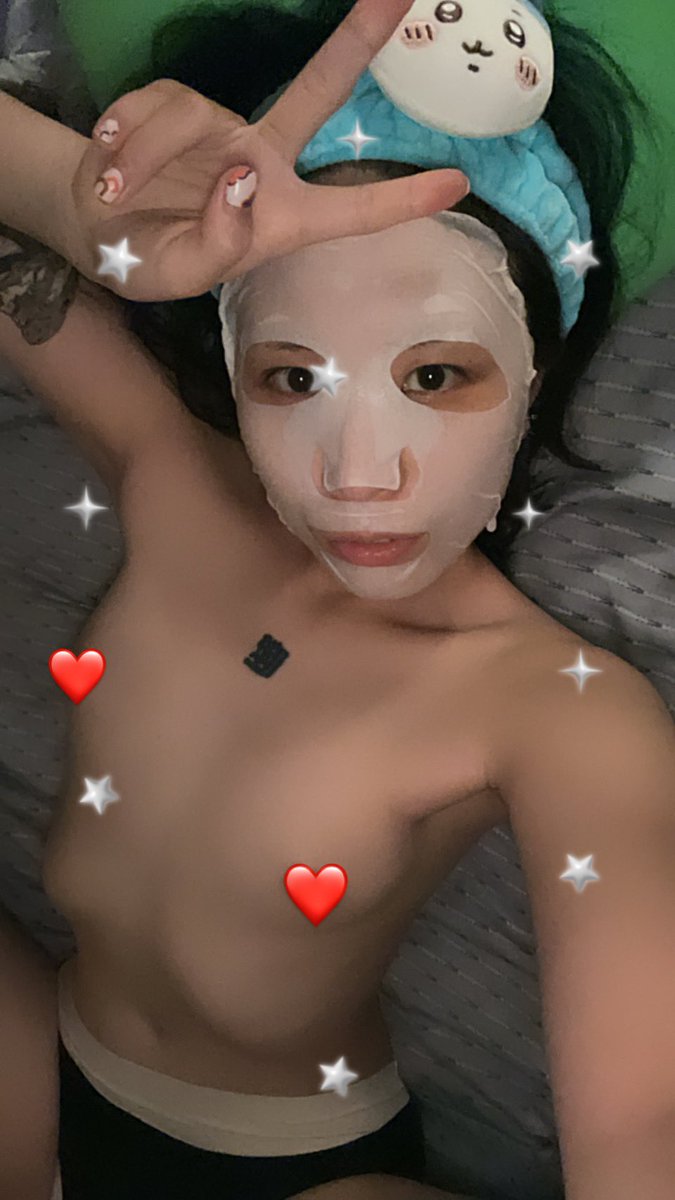 雖然敷面膜拍照有點嚇人
但愛漂亮是必須ㄉ❤️❤️❤️ https://t.co/iuRQuZhcUF