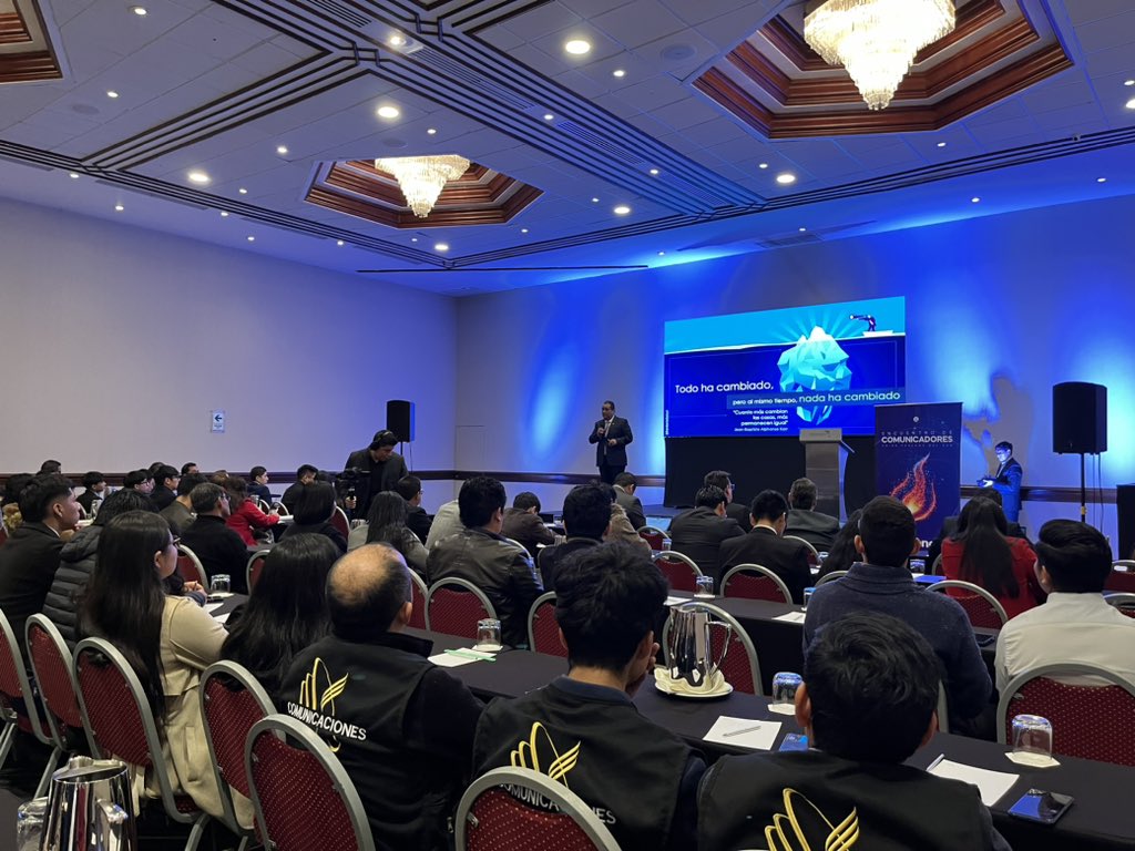 NuevoTiempoPeru's tweet photo. #LaEsencIA | “Todo ha cambiado, pero al mismo tiempo, nada ha cambiando” un frase poderosa con la que el Pr. @rembertosarzuri inicia su ponencia en sobre “Evangelismo Digital” en el Encuentro de Comunicadores de @AdventistasUPS 📲✨ https://t.co/7yXF1izTre