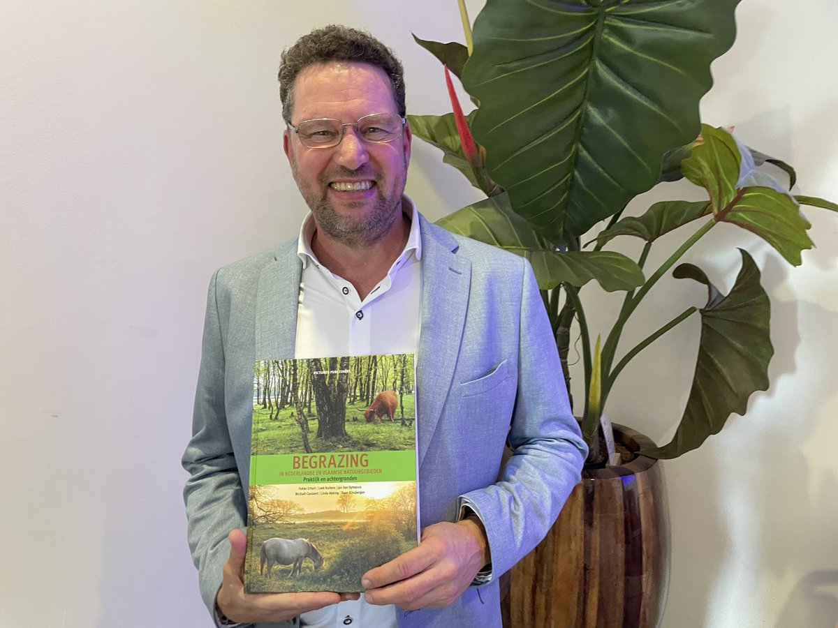 chriszeeven's tweet photo. Afgelopen week werd het standaardwerk over #begrazing in #natuurgebieden onder redactie van @FokkoErhart gepresenteerd in Vlaanderen en Nederland. Na 4 jaar hard werken kon het glas feestelijk geheven worden. https://t.co/BDlrbD2Kzh