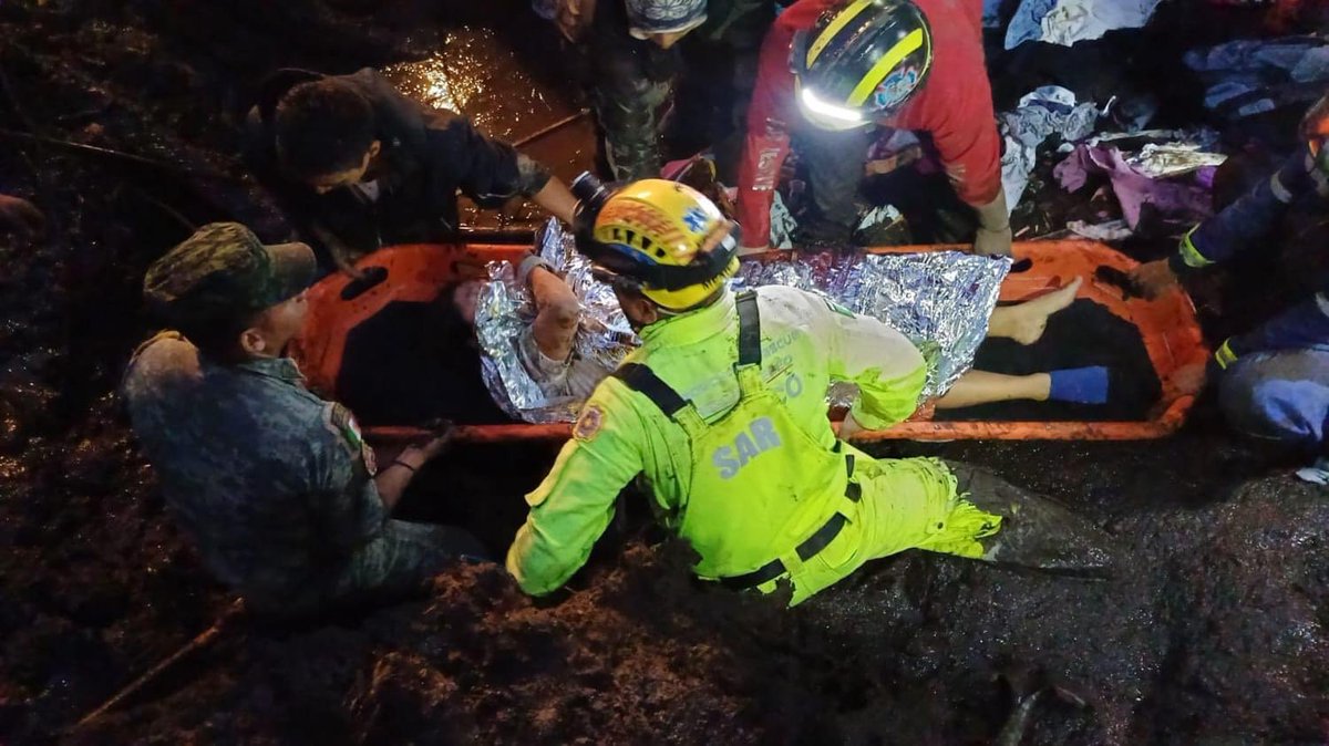 pciviledomex's tweet photo. 🚨 🚨 Actualización sobre el deslave en San Luis Ayucan, #Jilotzingo 🚨

Un deslave arrastró ocho casas, dejando 12 personas bajo los escombros y lamentablemente, la pérdida de una menor de tres meses. https://t.co/q4wMdJsfro