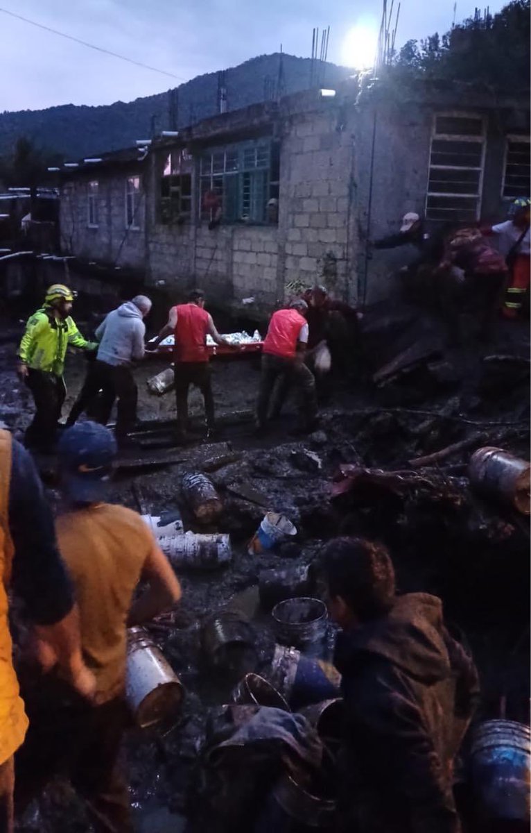pciviledomex's tweet photo. 🚨 🚨 Actualización sobre el deslave en San Luis Ayucan, #Jilotzingo 🚨

Un deslave arrastró ocho casas, dejando 12 personas bajo los escombros y lamentablemente, la pérdida de una menor de tres meses. https://t.co/q4wMdJsfro