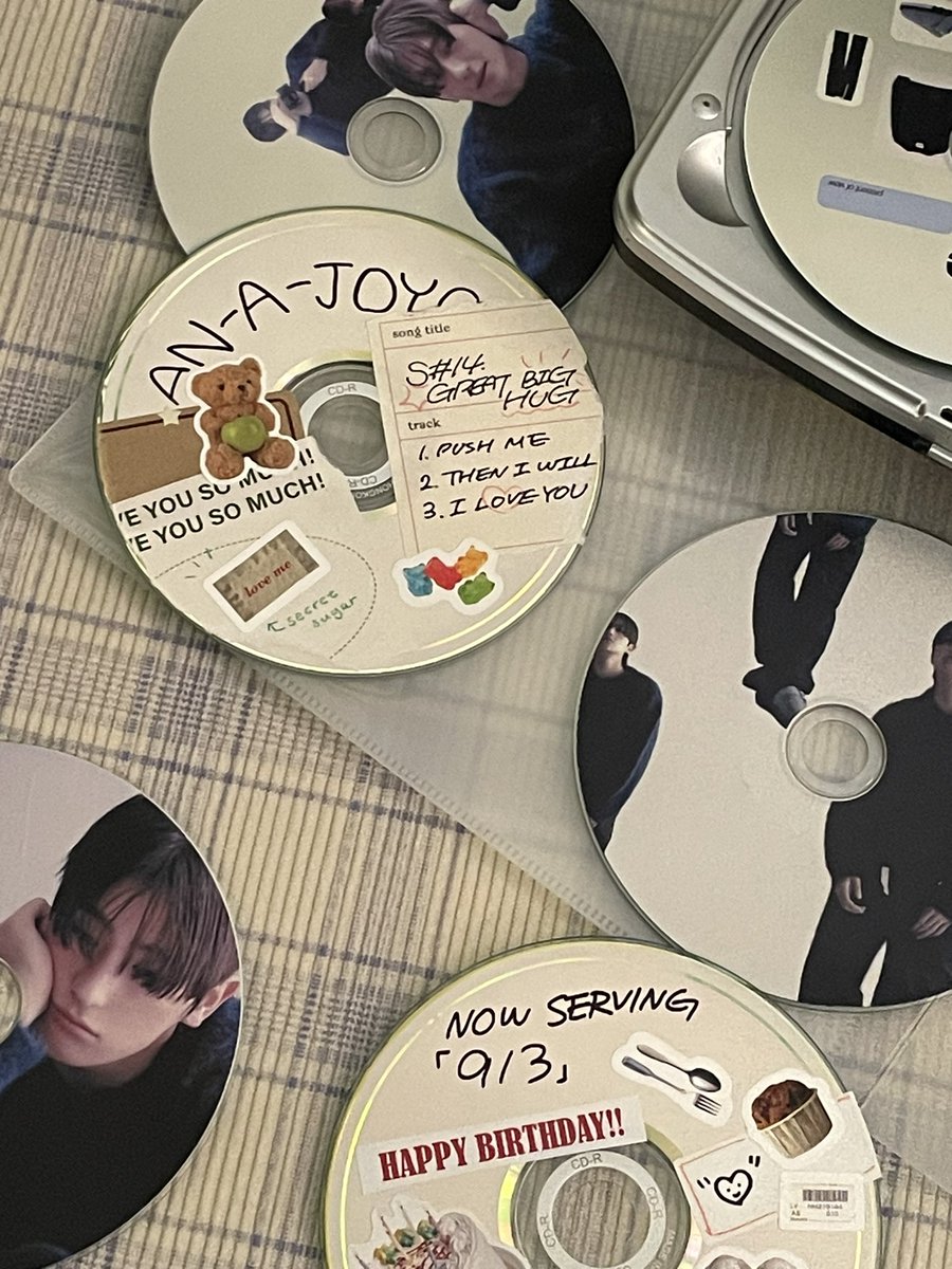keybenow's tweet photo. 전시 되어있는 CD와 비디오를 보면서
재현이가 영화 주인공이 되면 어떤 배역이
잘 어울릴까~? 하구 생각했던 공간!
재현이의 순간들이 그려진 콘티도 너무 좋았어요🫶

#현재사랑하는순간들
#present_of_view https://t.co/DEtOEPCV6J