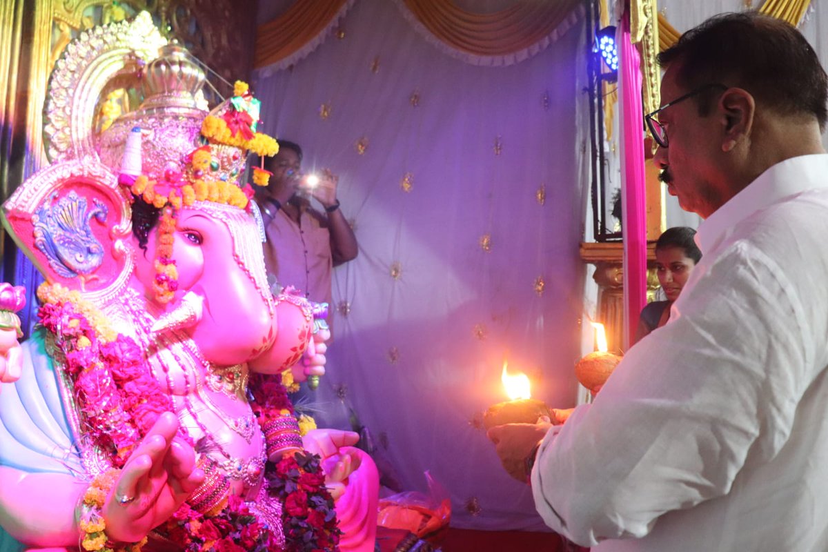dm_dilipmane's tweet photo. कुमठा नाका येथील मानाच्या जय विजय गणपती तरुण मंडळास भेट देऊन श्री गणेशाची आरती केली. यावेळी उपस्थित असलेल्या गणेशभक्तांना महाप्रसादाचे वाटप करण्यात आले. श्री गणेशाच्या आशीर्वादाने सर्वा���ना सुख, शांती, आणि समृद्धी लाभो, अशी प्रार्थना केली.

#Ganeshotsav2024 #GanpatiBappaMorya https://t.co/2Z7qlbb42V
