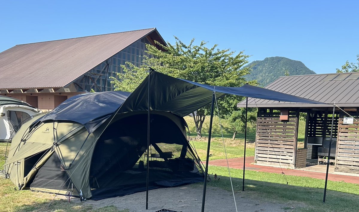 west_se5's tweet photo. TOMOUNTのG MOON-TCに
TenplayのG-TENT専用タープをそのままつけると
タープ部分が低くて頭に当たるけど
中間で持ち上げたらいい感じになる☺️
#TOMOUNT
#GMOON
#Tenplay
#G-TENT https://t.co/2IizOSeXQK