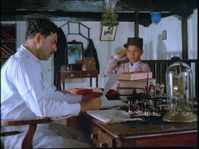 thenitinnotes's tweet image. मालगुडी डेज़ में स्वामी के पिताजी

गिरीश कर्नाड का जन्म ब्रिटिश भारत के माथेरान में 19 मई 1938 को हुआ था जो आज महाराष्ट्र में है. गिरीश की मां एक बाल विधवा थीं जिनको एक बेटा भी था. बाद में उन्होंने नर्स का काम करते हुए डॉ रघुनाथ कर्नाड से शादी की लेकिन विधवा पुनर्विवाह के खिलाफ…