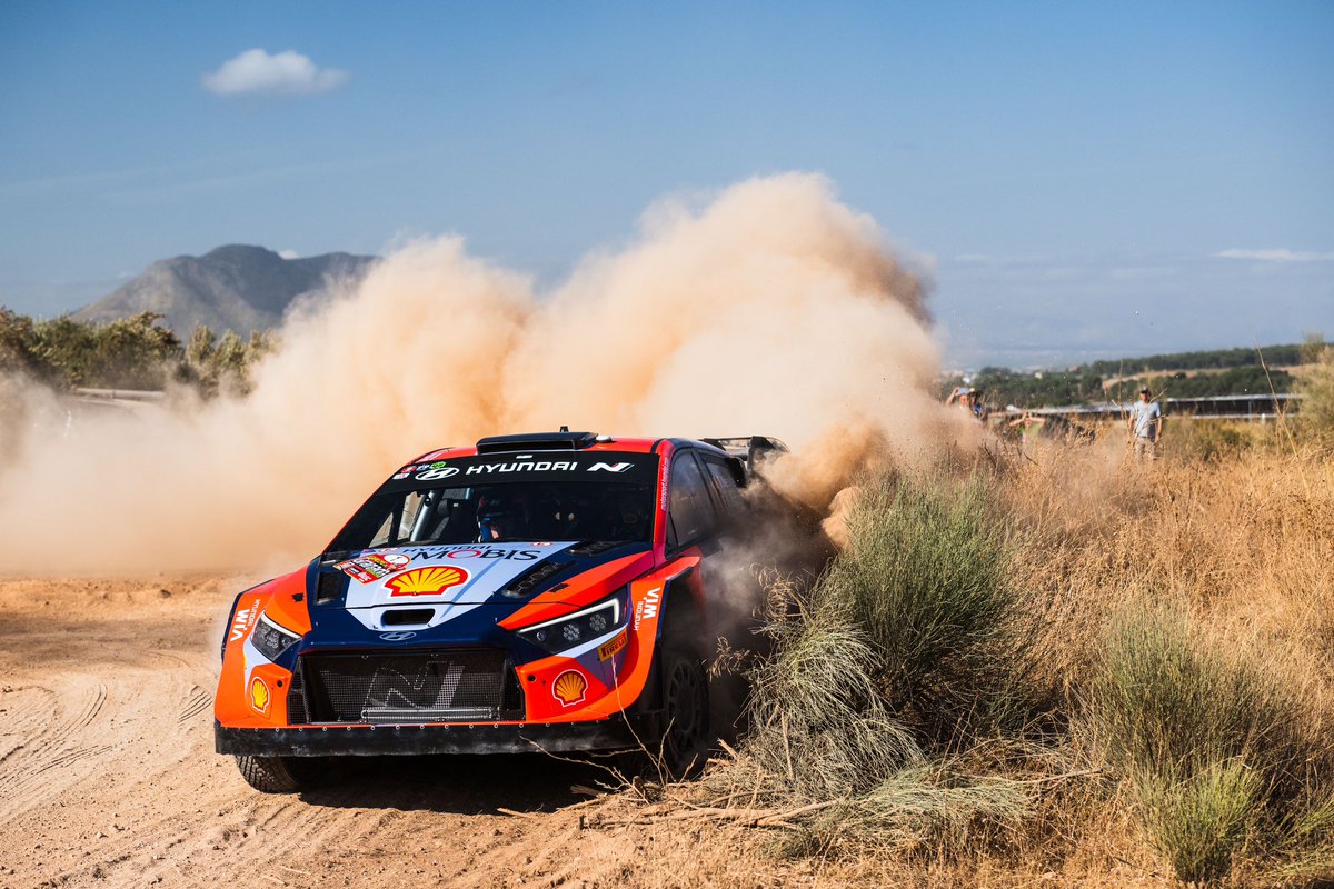 Campeonato de España de Rallyes de Tierra (@cert_rallycar) on Twitter photo ✊🏻 <a href="/thierryneuville/">Thierry Neuville</a> / <a href="/MWydaeghe/">Martijn Wydaeghe</a> dominan los tramos andaluces, que les están sirviendo para evolucionar el <a href="/HyundaiEsp/">Hyundai España</a> i20 N Rally1.
📊 <a href="/RallyeGranada/">Rallye de Tierra Ciudad de Granada</a>
🔚⏱4️⃣:
1️⃣ <a href="/thierryneuville/">Thierry Neuville</a>
2️⃣ <a href="/MikkoHeikkila92/">Mikko Heikkilä</a> +53.0
3️⃣ <a href="/MSesks/">Mārtiņš Sesks</a> +1:00.2
4️⃣ Alejandro Mauro +2:24.8
5️⃣ Xavi Vidales +2:34.3 ✊🏻 <a href="/thierryneuville/">Thierry Neuville</a> / <a href="/MWydaeghe/">Martijn Wydaeghe</a> dominan los tramos andaluces, que les están sirviendo para evolucionar el <a href="/HyundaiEsp/">Hyundai España</a> i20 N Rally1.
📊 <a href="/RallyeGranada/">Rallye de Tierra Ciudad de Granada</a>
🔚⏱4️⃣:
1️⃣ <a href="/thierryneuville/">Thierry Neuville</a>
2️⃣ <a href="/MikkoHeikkila92/">Mikko Heikkilä</a> +53.0
3️⃣ <a href="/MSesks/">Mārtiņš Sesks</a> +1:00.2
4️⃣ Alejandro Mauro +2:24.8
5️⃣ Xavi Vidales +2:34.3